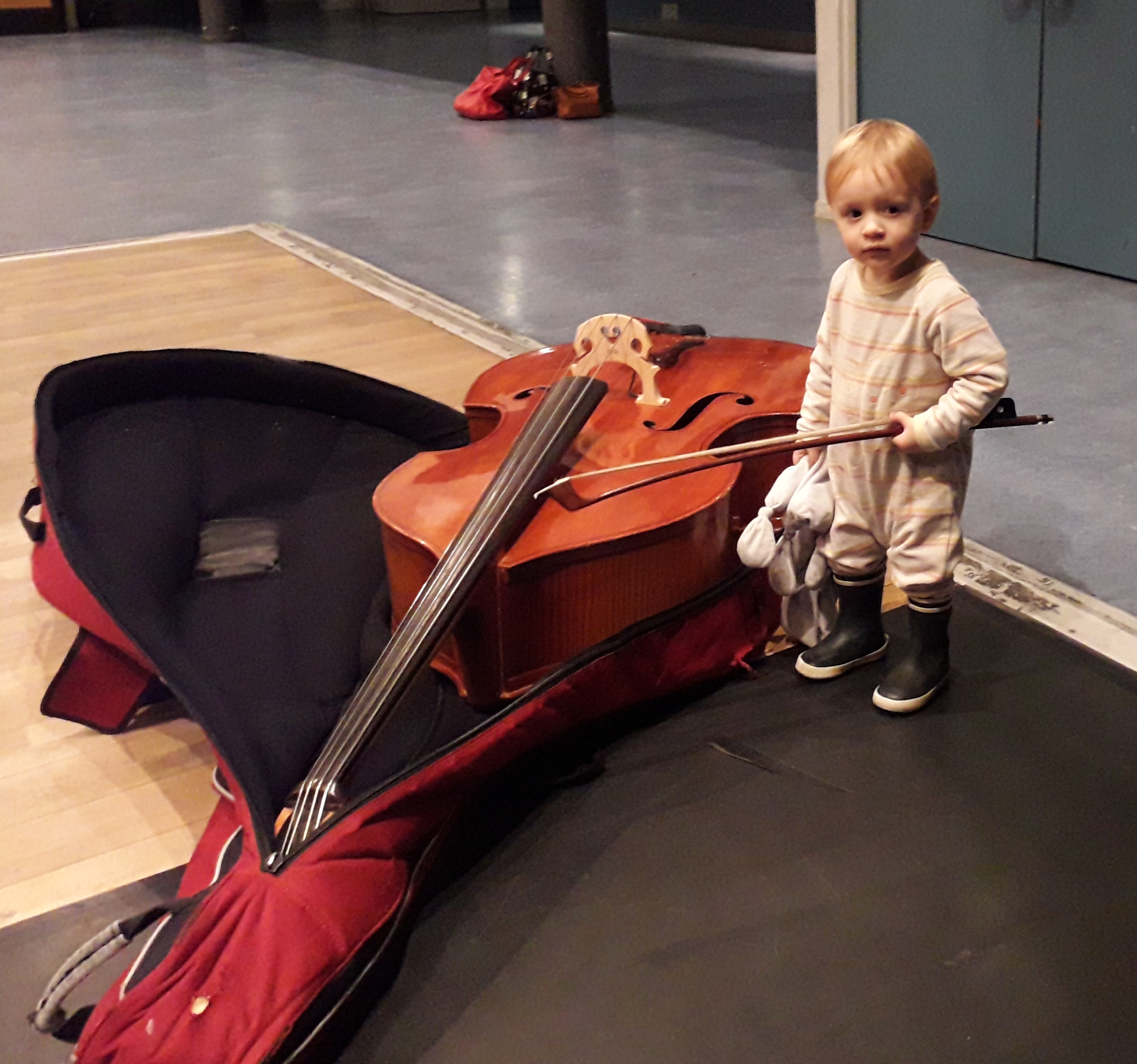 Enfant contrebasse